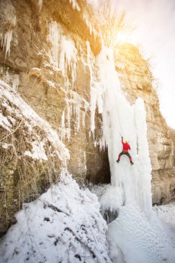 Dağcı buza tırmanıyor.