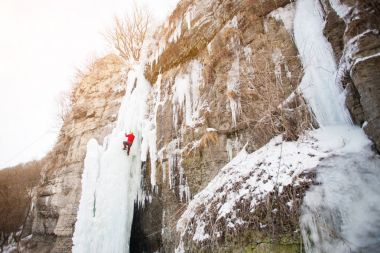 Dağcı buza tırmanıyor.