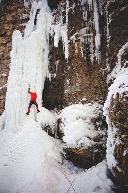 Dağcı buza tırmanıyor.