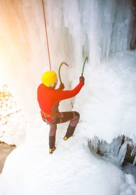 Dağcı buza tırmanıyor.