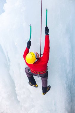Dağcı buza tırmanıyor.