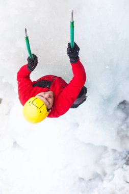 Dağcı buza tırmanıyor.