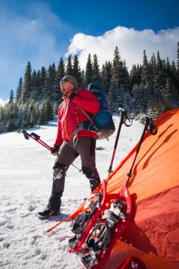 Dağcı çadırın yakınında.