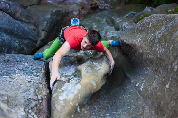 Sports extrêmes sur les rochers . — Photo