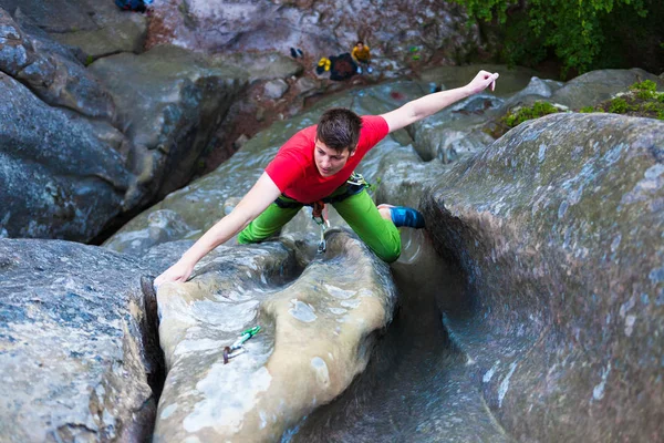 Extreme sporten op de rotsen. — Stockfoto