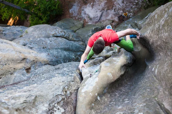 Deportes extremos en las rocas . —  Fotos de Stock