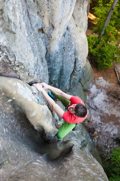 Extreme sporten op de rotsen. — Stockfoto