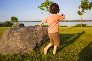 Çocuk çim çalışır.