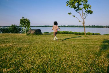 Çocuk çim çalışır.