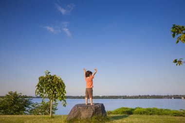 Çocuk taş üzerine tırmandı.