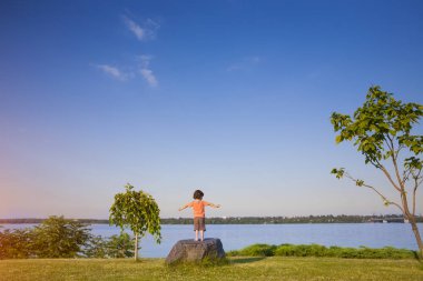 Çocuk taş üzerine tırmandı.