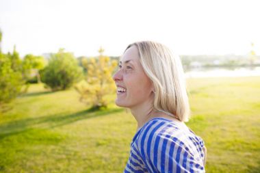 Onun yüzünde bir gülümseme ile bir kız portresi.