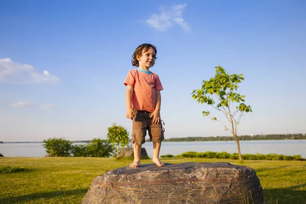 Dziecko, wspiął się na kamieniu. — Zdjęcie stockowe