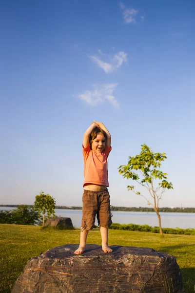 Çocuk taş üzerine tırmandı.