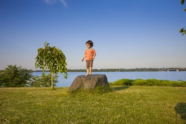 Çocuk taş üzerine tırmandı.