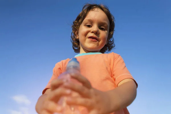 Παιδί με ένα μπουκάλι νερό. — Φωτογραφία Αρχείου