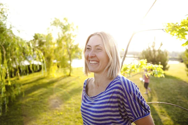 Portret dziewczynki z uśmiechem na twarzy. — Zdjęcie stockowe