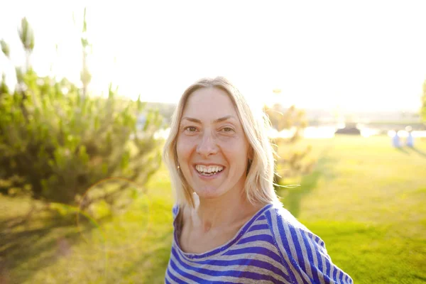 Ritratto di ragazza con un sorriso sul viso . — Foto Stock