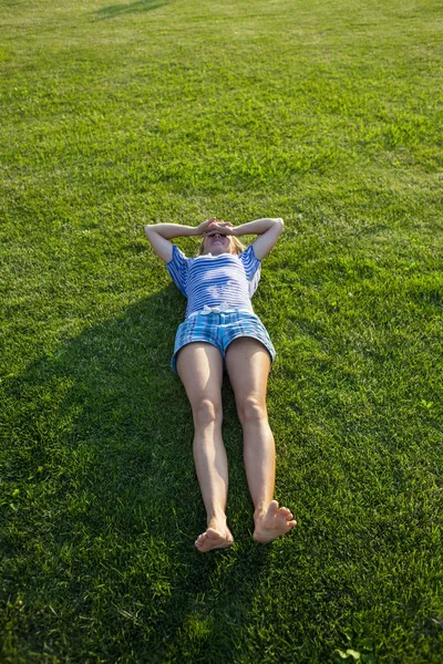 La chica yace en la hierba . —  Fotos de Stock