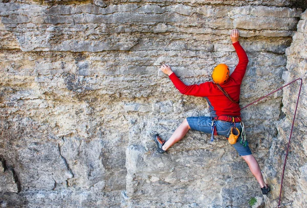 Escalador en un casco sube . — Foto de Stock