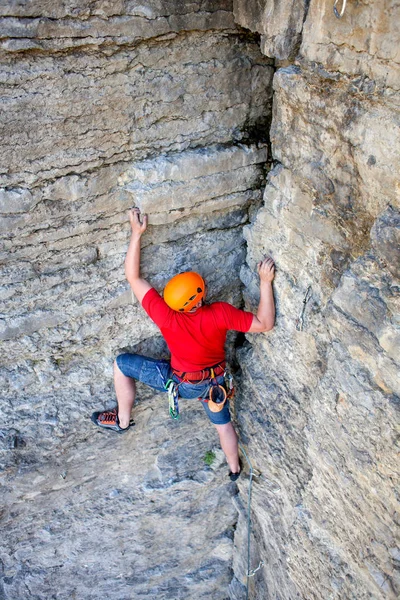 Escalador en un casco sube . — Foto de Stock