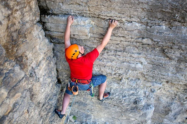 Escalador en un casco sube . — Foto de Stock