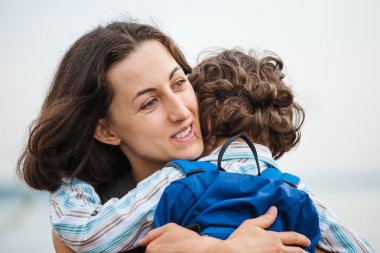 Bir kadın bir çocuk sarılma.