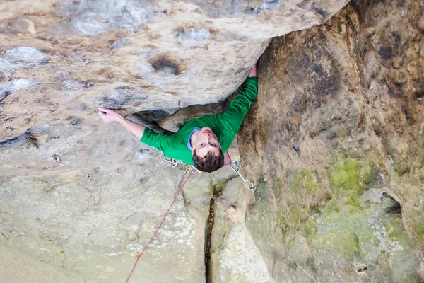 Een bergbeklimmer klimt de berg. — Stockfoto