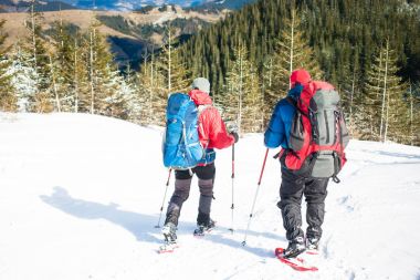 İki dağcı dağda vardır.