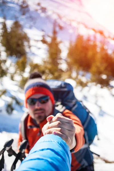 Dois alpinistas nas montanhas . — Fotografia de Stock