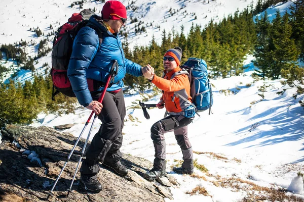 Dağlarda iki dağcı.
