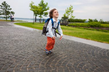 bir sırt çantası ile bir çocuk.