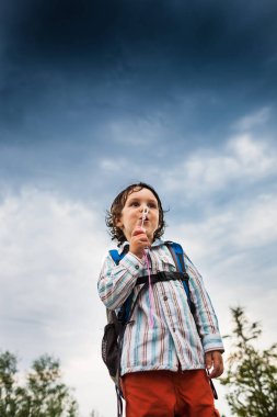 Çocuk sabun köpüğü ile oynuyor.