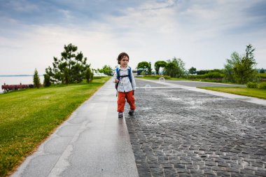 Bir çocuk sabun köpüğü ile oynuyor.