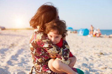 Anne bebekle oynarken