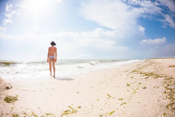 Meisje komt in de Oceaan — Stockfoto