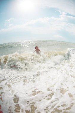 Okyanusta banyo kadın.