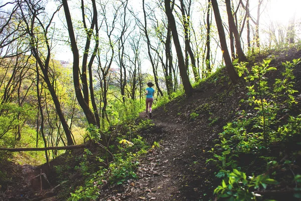 Ormanda çalışan kız