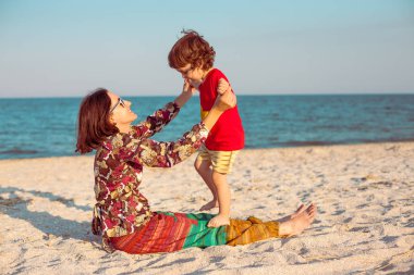 Annenin bebeği ile sahilde çalış..