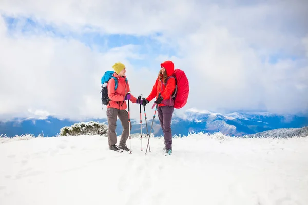 Twee meisjes in de bergen in de winter. — Stockfoto