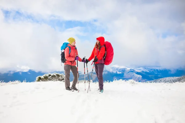 Zwei Mädchen im Winter in den Bergen. — Stockfoto