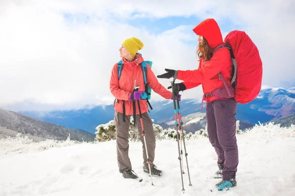Zwei Mädchen im Winter in den Bergen. — Stockfoto