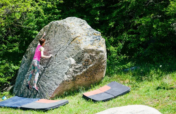 Escalador es bouldering al aire libre . — Foto de Stock