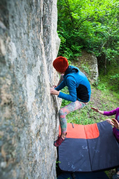 Escalador es bouldering al aire libre . — Foto de Stock