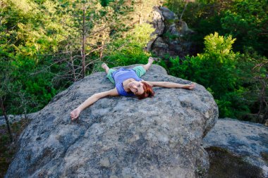 Taşa rahatlatıcı bir kızdır.