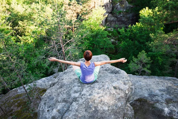 Yoga all'aria aperta . — Foto Stock