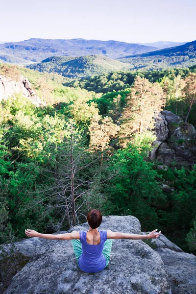 Yoga på frisk luft. — Stockfoto