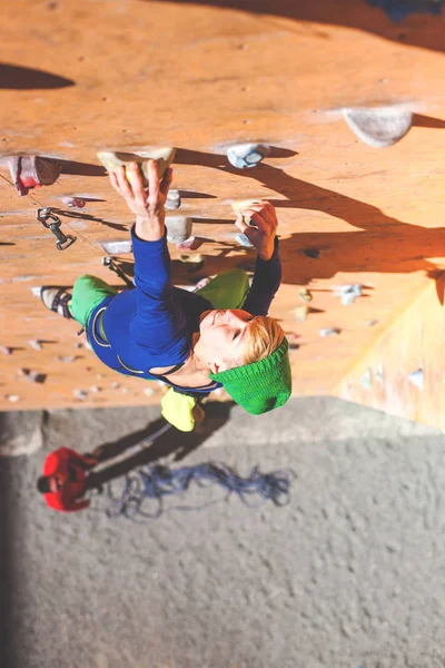 The girl climbs on the climbing wall. — Stock Photo, Image