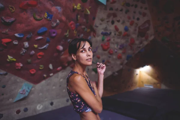 Girl on the climbing wall. — Stock Photo, Image