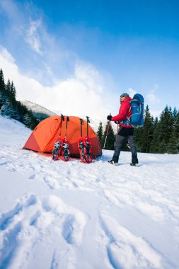 Dağcı çadır kar ayakkabıları ile yakın.